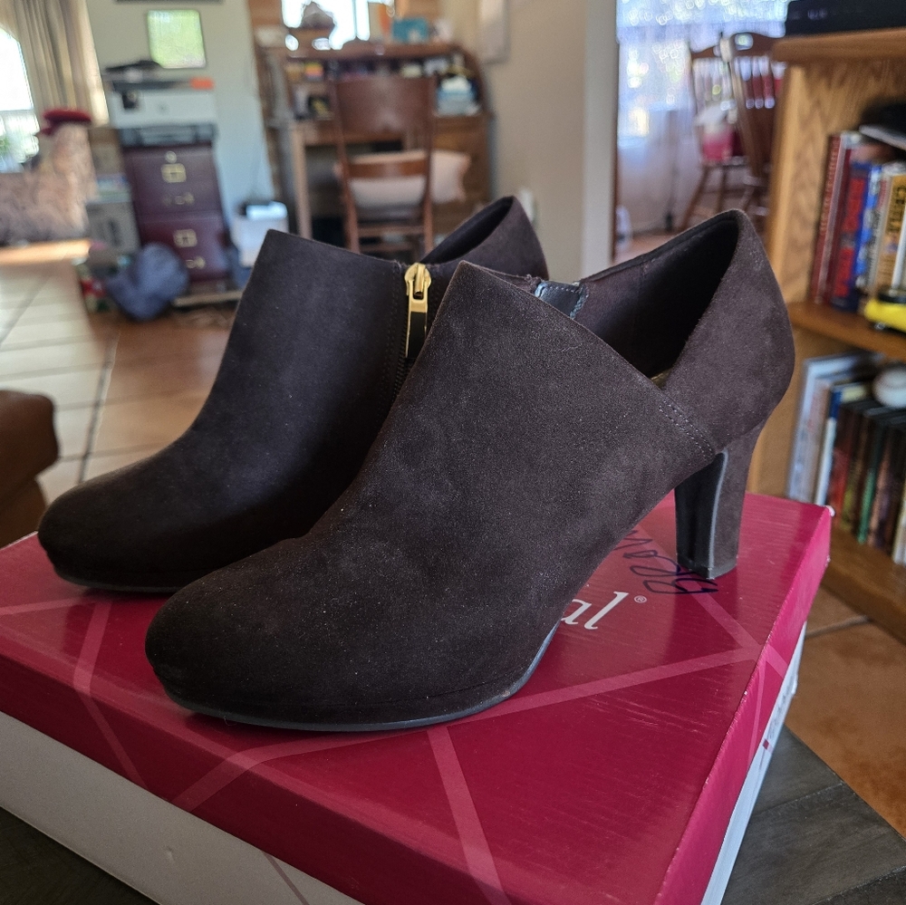 X-Appeal Brown Suede Booties